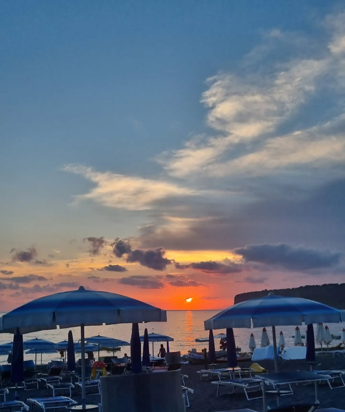 Tramonto tra gli ombrelloni del Lido Azzurro